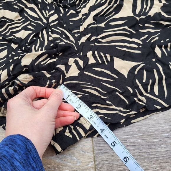Gap Black and tan Geometric Palm Leaf Print Lounge Shorts Size: XLarge - Picture 5 of 9